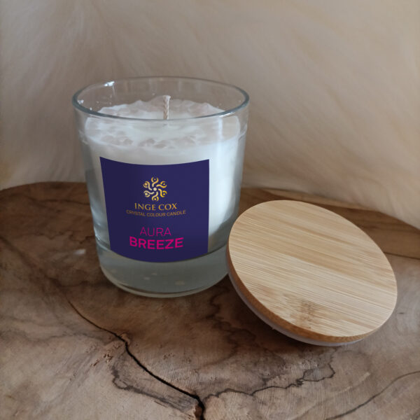 Crystal Colour Candle AURA BREEZE kaars met Rozekwarts edelsteenkristallen De basis van deze kaars is 100% Ecologische koolzaadwas, doordrenkt met een synergie van pure essentiële oliën en kristalenergie van Rozekwarts Breng een warme sfeer, een zalige geur & zuivere trillingen van Rozekwarts in je ruimte Verpakt in een gouden koker met een kaartje met uitleg over de kaars en de kristallen, inclusief kaarsritueel.