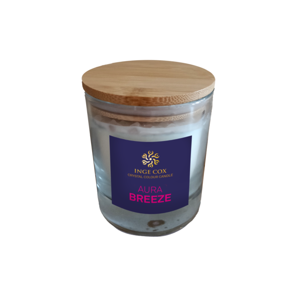 Crystal Colour Candle AURA BREEZE kaars met Rozekwarts edelsteenkristallen De basis van deze kaars is 100% Ecologische koolzaadwas, doordrenkt met een synergie van pure essentiële oliën en kristalenergie van Rozekwarts Breng een warme sfeer, een zalige geur & zuivere trillingen van Rozekwarts in je ruimte Verpakt in een gouden koker met een kaartje met uitleg over de kaars en de kristallen, inclusief kaarsritueel.