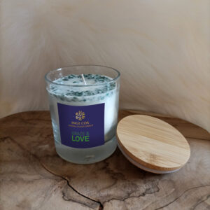 Crystal Colour Candle GRACE & LOVE kaars met Groene Aventurijn edelsteenkristallen De basis van deze kaars is 100% Ecologische koolzaadwas, doordrenkt met een synergie van pure essentiële oliën en kristalenergie van Groene Aventurijn Breng een warme sfeer, een zalige geur & zuivere trillingen van Groene Aventurijn in je ruimte Verpakt in een gouden koker met een kaartje met uitleg over de kaars en de kristallen, inclusief kaarsritueel.