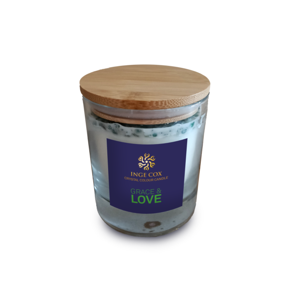 Crystal Colour Candle GRACE & LOVE kaars met Groene Aventurijn edelsteenkristallen De basis van deze kaars is 100% Ecologische koolzaadwas, doordrenkt met een synergie van pure essentiële oliën en kristalenergie van Groene Aventurijn Breng een warme sfeer, een zalige geur & zuivere trillingen van Groene Aventurijn in je ruimte Verpakt in een gouden koker met een kaartje met uitleg over de kaars en de kristallen, inclusief kaarsritueel.