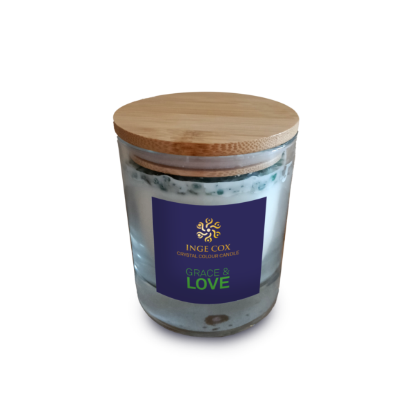 Crystal Colour Candle GRACE & LOVE kaars met Groene Aventurijn edelsteenkristallen De basis van deze kaars is 100% Ecologische koolzaadwas, doordrenkt met een synergie van pure essentiële oliën en kristalenergie van Groene Aventurijn Breng een warme sfeer, een zalige geur & zuivere trillingen van Groene Aventurijn in je ruimte Verpakt in een gouden koker met een kaartje met uitleg over de kaars en de kristallen, inclusief kaarsritueel.