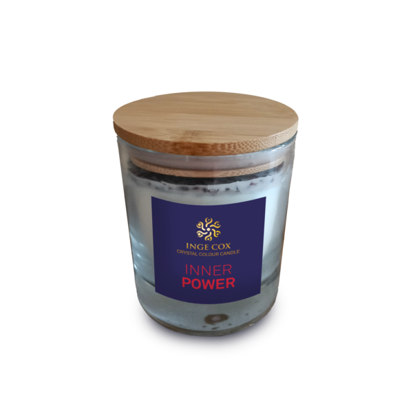 Inner Power - Crystal Colour Candle. De basis van deze kaars is 100% Ecologische koolzaadwas, doordrenkt met een synergie van pure essentiële oliën en kristalenergie van Granaat Breng een warme sfeer, een zalige geur & zuivere trillingen van Granaat in je ruimte Verpakt in een gouden koker met een kaartje met uitleg over de kaars en de kristallen, inclusief kaarsritueel.