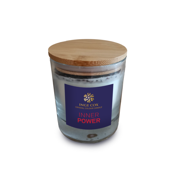 Inner Power - Crystal Colour Candle. De basis van deze kaars is 100% Ecologische koolzaadwas, doordrenkt met een synergie van pure essentiële oliën en kristalenergie van Granaat Breng een warme sfeer, een zalige geur & zuivere trillingen van Granaat in je ruimte Verpakt in een gouden koker met een kaartje met uitleg over de kaars en de kristallen, inclusief kaarsritueel.