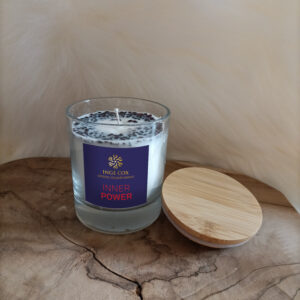 Inner Power - Crystal Colour Candle. De basis van deze kaars is 100% Ecologische koolzaadwas, doordrenkt met een synergie van pure essentiële oliën en kristalenergie van Granaat Breng een warme sfeer, een zalige geur & zuivere trillingen van Granaat in je ruimte Verpakt in een gouden koker met een kaartje met uitleg over de kaars en de kristallen, inclusief kaarsritueel.