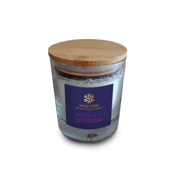 Crystal Colour Candle WISDOM kaars met Amethist edelsteenkristallen De basis van deze kaars is 100% Ecologische koolzaadwas, doordrenkt met een synergie van pure essentiële oliën en kristalenergie van Amethist Breng een warme sfeer, een zalige geur & zuivere trillingen van Amethist in je ruimte Verpakt in een gouden koker met een kaartje met uitleg over de kaars en de kristallen, inclusief kaarsritueel.