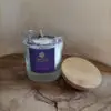 Crystal Colour Candle WISDOM kaars met Amethist edelsteenkristallen De basis van deze kaars is 100% Ecologische koolzaadwas, doordrenkt met een synergie van pure essentiële oliën en kristalenergie van Amethist Breng een warme sfeer, een zalige geur & zuivere trillingen van Amethist in je ruimte Verpakt in een gouden koker met een kaartje met uitleg over de kaars en de kristallen, inclusief kaarsritueel.
