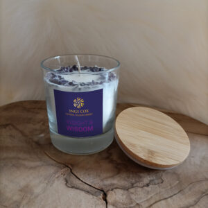 Crystal Colour Candle WISDOM kaars met Amethist edelsteenkristallen De basis van deze kaars is 100% Ecologische koolzaadwas, doordrenkt met een synergie van pure essentiële oliën en kristalenergie van Amethist Breng een warme sfeer, een zalige geur & zuivere trillingen van Amethist in je ruimte Verpakt in een gouden koker met een kaartje met uitleg over de kaars en de kristallen, inclusief kaarsritueel.