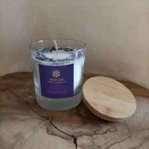 Crystal Colour Candle WISDOM kaars met Amethist edelsteenkristallen De basis van deze kaars is 100% Ecologische koolzaadwas, doordrenkt met een synergie van pure essentiële oliën en kristalenergie van Amethist Breng een warme sfeer, een zalige geur & zuivere trillingen van Amethist in je ruimte Verpakt in een gouden koker met een kaartje met uitleg over de kaars en de kristallen, inclusief kaarsritueel.
