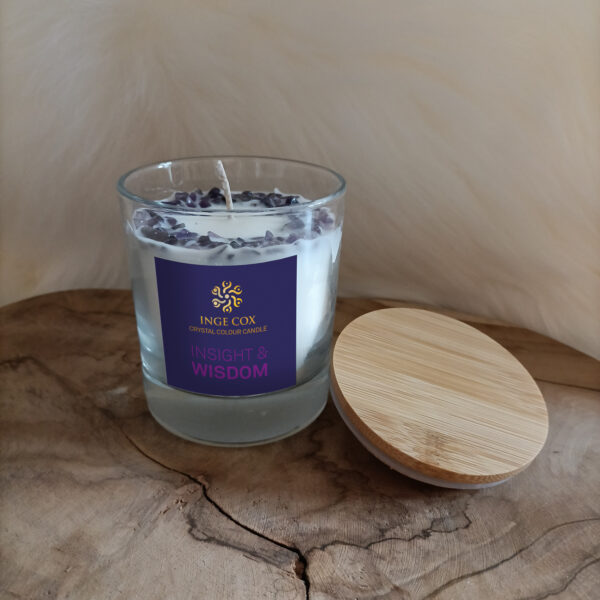 Crystal Colour Candle WISDOM kaars met Amethist edelsteenkristallen De basis van deze kaars is 100% Ecologische koolzaadwas, doordrenkt met een synergie van pure essentiële oliën en kristalenergie van Amethist Breng een warme sfeer, een zalige geur & zuivere trillingen van Amethist in je ruimte Verpakt in een gouden koker met een kaartje met uitleg over de kaars en de kristallen, inclusief kaarsritueel.