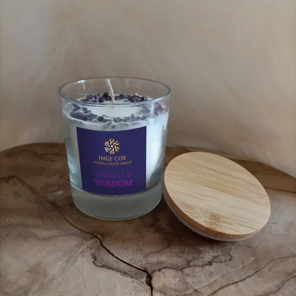 Crystal Colour Candle WISDOM kaars met Amethist edelsteenkristallen De basis van deze kaars is 100% Ecologische koolzaadwas, doordrenkt met een synergie van pure essentiële oliën en kristalenergie van Amethist Breng een warme sfeer, een zalige geur & zuivere trillingen van Amethist in je ruimte Verpakt in een gouden koker met een kaartje met uitleg over de kaars en de kristallen, inclusief kaarsritueel.