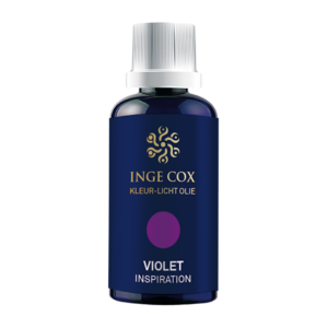 De Kleur-Licht olie Violet is een krachtige olie voor iedereen die wil loslaten en op zoek is naar verdieping in ademhaling, vertrouwen, en het vermogen om los te laten. Deze bijzondere olie bevordert transformatie, inspiratie en de verbinding met een hoger bewustzijn, waardoor je een diepere staat van innerlijke rust en helderheid bereikt. Het opent ruimte in je ademhaling en verdiept je ademhaling, waardoor je meditatieve vaardigheden worden aangescherpt en je een versterkt gevoel van lichamelijke en geestelijke kracht ervaart.
